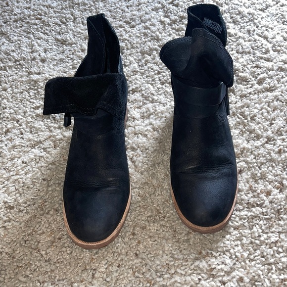 UGG Elora boot.  Black.  Size 7.  Womens boot. - Picture 4 of 10